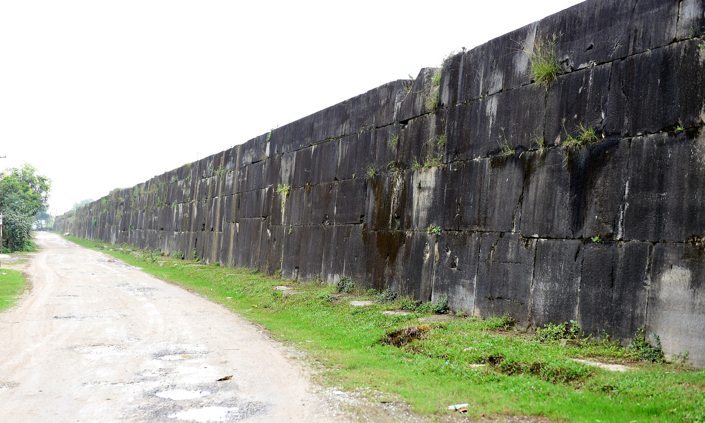 Trải qua hơn 600 năm, phần kiến trúc bên trong hoàng thành đã bị hủy hoại, vùi lấp hết, song 4 bức tường thành - biểu tượng của Thành Nhà Hồ - vẫn giữ tương đối nguyên vẹn kiến trúc ban đầu, nổi bật với 4 cổng Nam, Bắc, Đông, Tây.