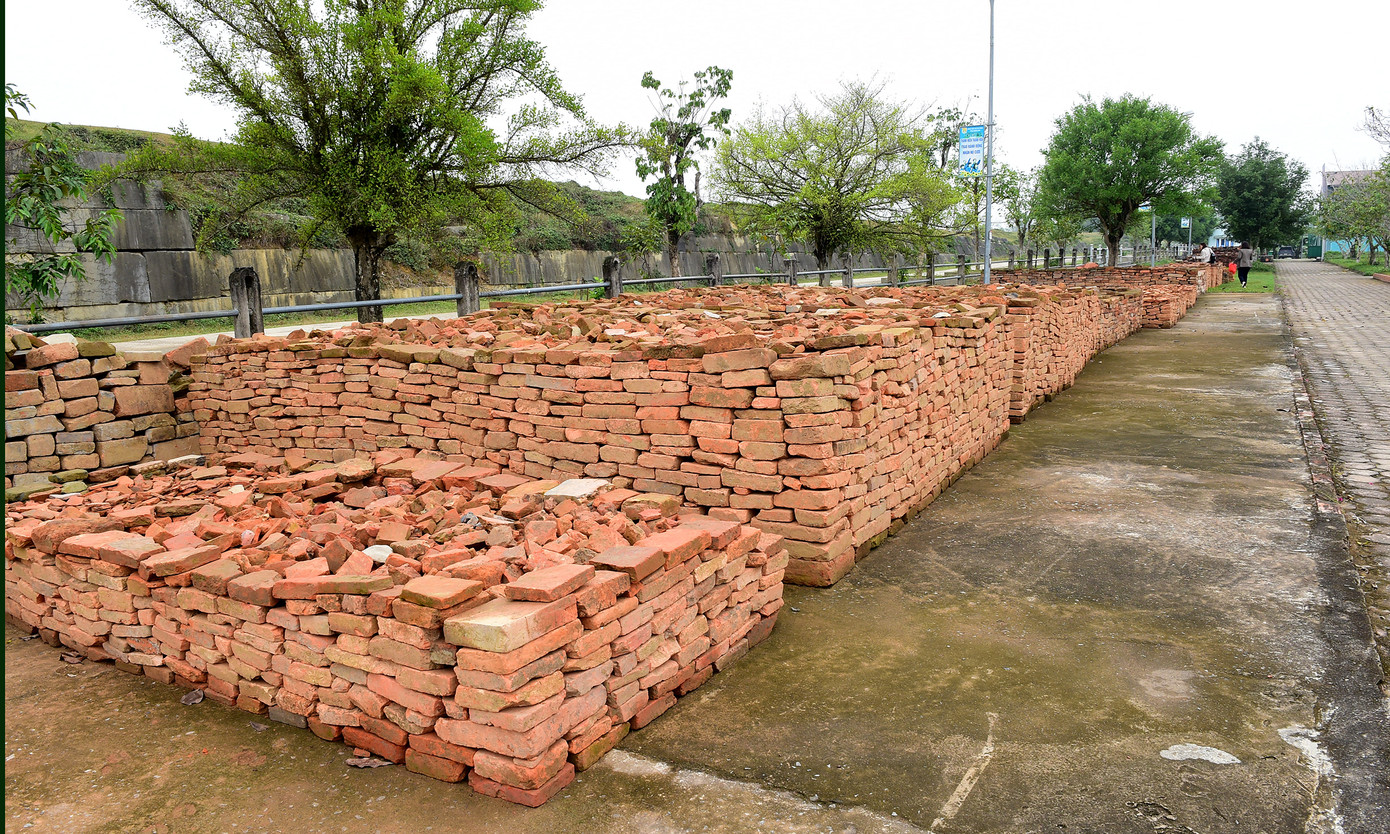 Gạch đất nung được tìm thấy, phần lớn là loại gạch bìa có hình chữ nhật. Xét chất liệu, kỹ thuật, màu sắc và kích thước thì gạch bìa có hai loại. Một loại có màu đỏ tươi, chất liệu mịn, độ nung cao, bề mặt gạch nhẵn. Một số viên có chữ "Vĩnh Ninh Trường". Các nhà nghiên cứu cho rằng đây là loại gạch được mang từ Thăng Long vào. Một loại gạch khác là gạch bìa có khắc chữ Hán - Nôm ghi tên các địa danh đã tham gia sản xuất gạch. Loại gạch này có kích thước lớn hơn, độ nung thấp. Đây là loại gạch sản xuất vào những năm xây dựng Đàn tế Nam Giao của nhà Hồ (1400-1402).