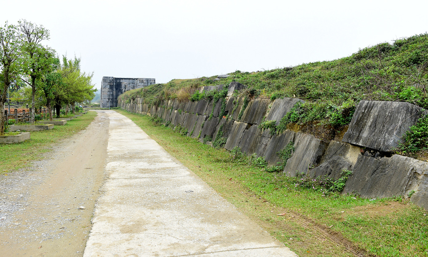 Trải qua hơn 600 năm, phần kiến trúc bên trong hoàng thành đã bị hủy hoại, vùi lấp hết, song 4 bức tường thành - biểu tượng của Thành Nhà Hồ - vẫn giữ tương đối nguyên vẹn kiến trúc ban đầu, nổi bật với 4 cổng Nam, Bắc, Đông, Tây.