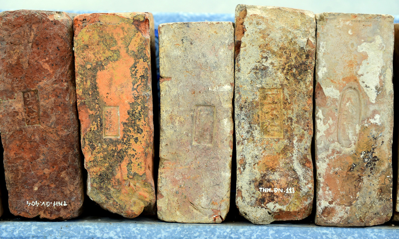 Gạch đất nung được tìm thấy, phần lớn là loại gạch bìa có hình chữ nhật. Xét chất liệu, kỹ thuật, màu sắc và kích thước thì gạch bìa có hai loại. Một loại có màu đỏ tươi, chất liệu mịn, độ nung cao, bề mặt gạch nhẵn. Một số viên có chữ "Vĩnh Ninh Trường". Các nhà nghiên cứu cho rằng đây là loại gạch được mang từ Thăng Long vào. Một loại gạch khác là gạch bìa có khắc chữ Hán - Nôm ghi tên các địa danh đã tham gia sản xuất gạch. Loại gạch này có kích thước lớn hơn, độ nung thấp. Đây là loại gạch sản xuất vào những năm xây dựng Đàn tế Nam Giao của nhà Hồ (1400-1402).