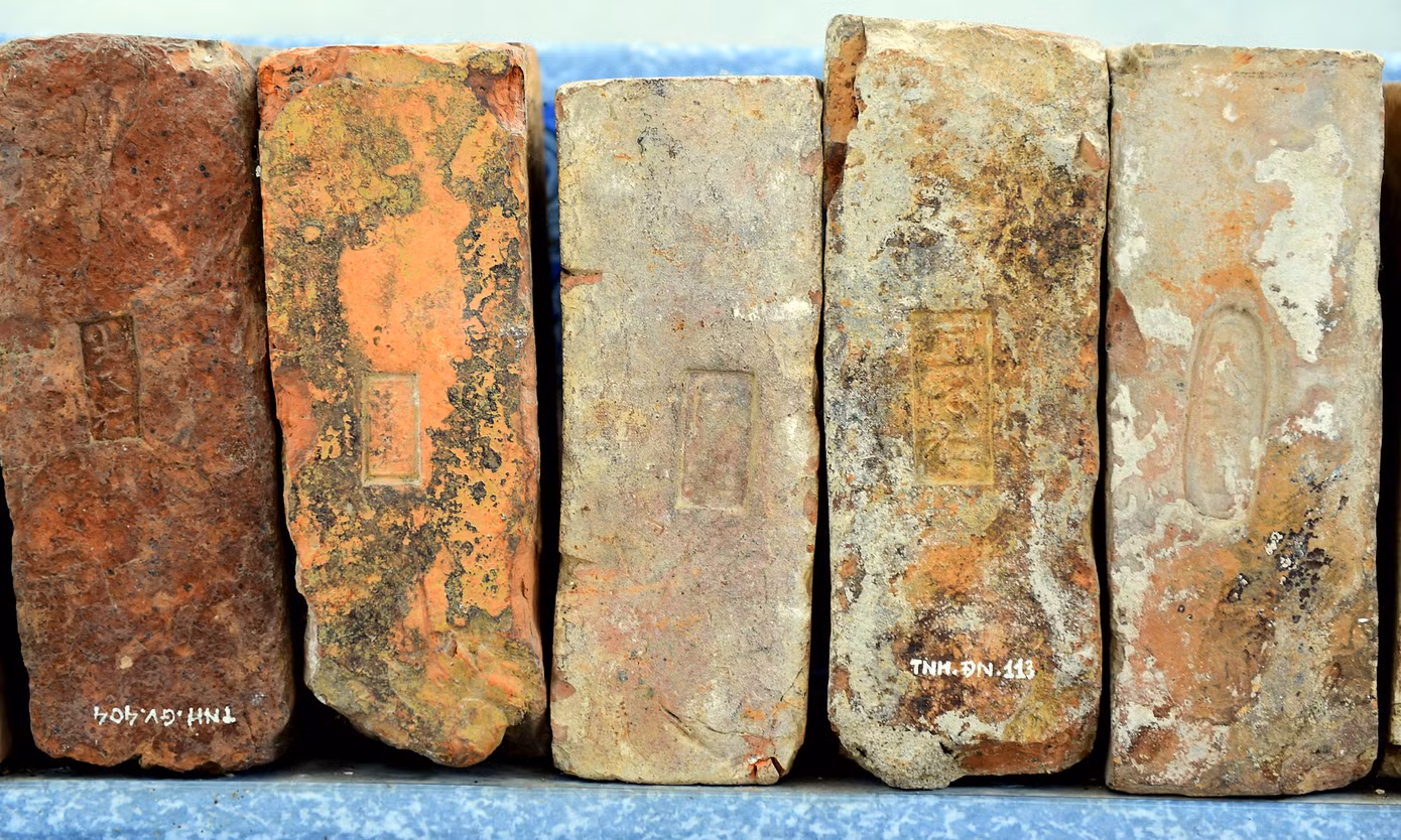 Gạch đất nung được tìm thấy, phần lớn là loại gạch bìa có hình chữ nhật. Xét chất liệu, kỹ thuật, màu sắc và kích thước thì gạch bìa có hai loại. Một loại có màu đỏ tươi, chất liệu mịn, độ nung cao, bề mặt gạch nhẵn. Một số viên có chữ "Vĩnh Ninh Trường". Các nhà nghiên cứu cho rằng đây là loại gạch được mang từ Thăng Long vào. Một loại gạch khác là gạch bìa có khắc chữ Hán - Nôm ghi tên các địa danh đã tham gia sản xuất gạch. Loại gạch này có kích thước lớn hơn, độ nung thấp. Đây là loại gạch sản xuất vào những năm xây dựng Đàn tế Nam Giao của nhà Hồ (1400-1402).