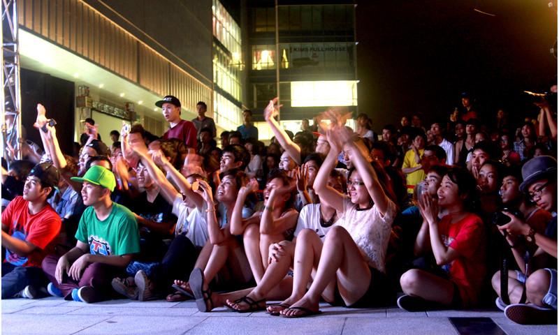 Khán giả cổ vũ nhiệt tình cho các đội thi