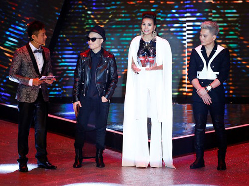 Các giám khảo xuất hiện đầy quyền lực trong đêm chung kết