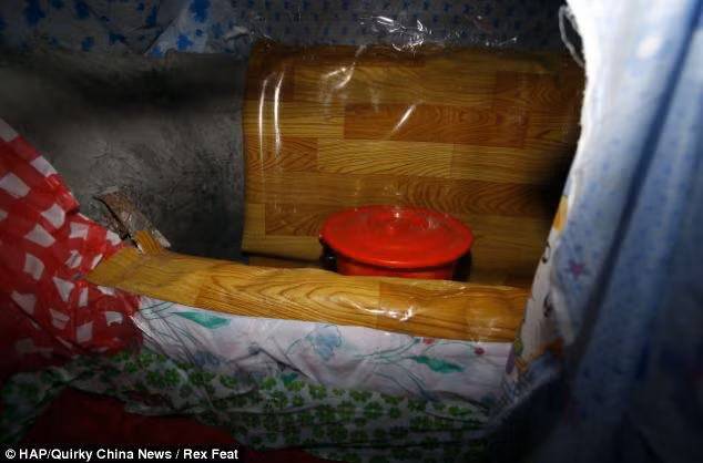 Cô gái chỉ được phép đi vệ sinh trong chiếc hộp màu đỏ này