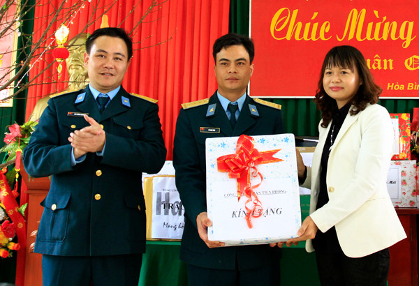 Bà Nguyễn Thúy Ngọc - Tổng giám đốc công ty Cổ phần Tiền Phong trao quà cho các chiến sỹ