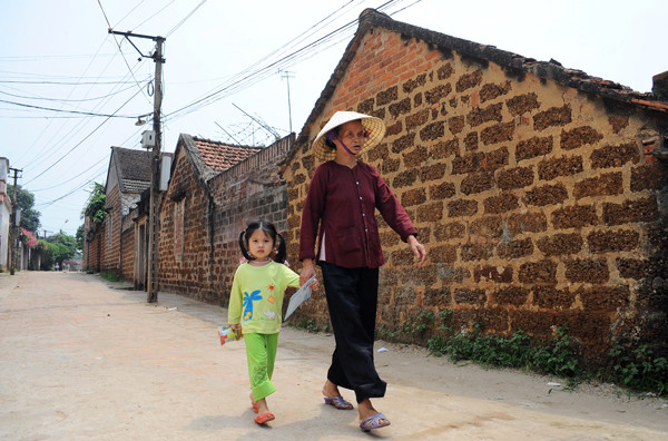 Nhiều ngôi nhà được xây dựng từ rất lâu (năm 1649, 1703, 1850). Đặc trưng của nhà cổ truyền thống ở đây là tất cả đều được xây từ những khối đá ong.