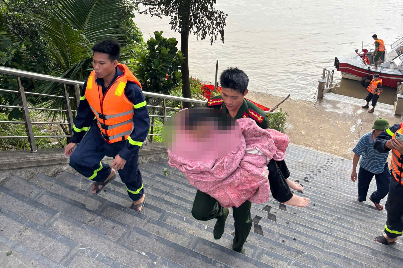 Nạn nhân được đưa lên bờ. Nạn nhân được đưa lên bờ.