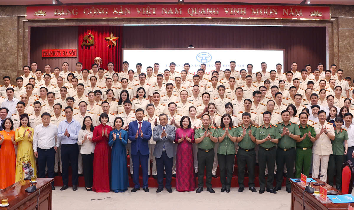 Đại biểu tham dự chương trình chụp ảnh lưu niệm.