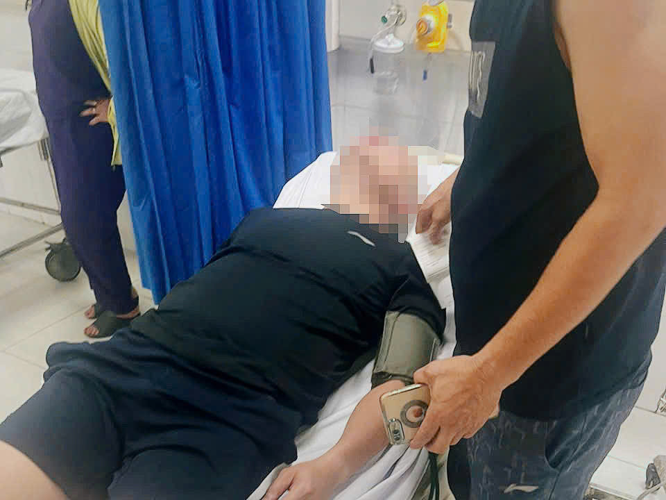 Người đàn ông được đưa vào viện cấp cứu kịp thời.