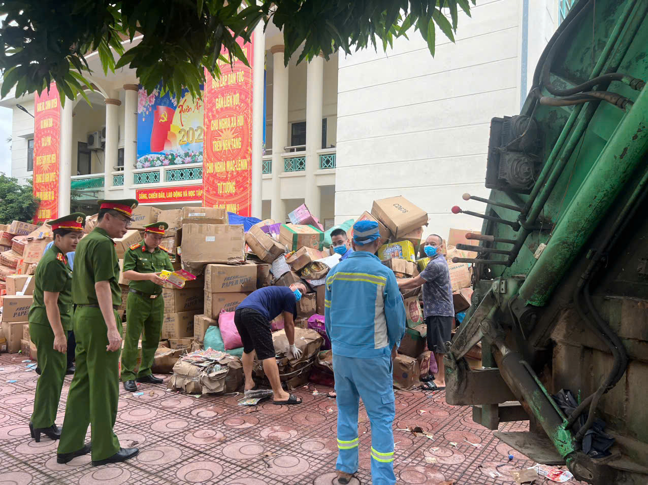 Công an TP Hà Nội phối hợp tiêu hủy số hàng hóa người dân giao nộp.