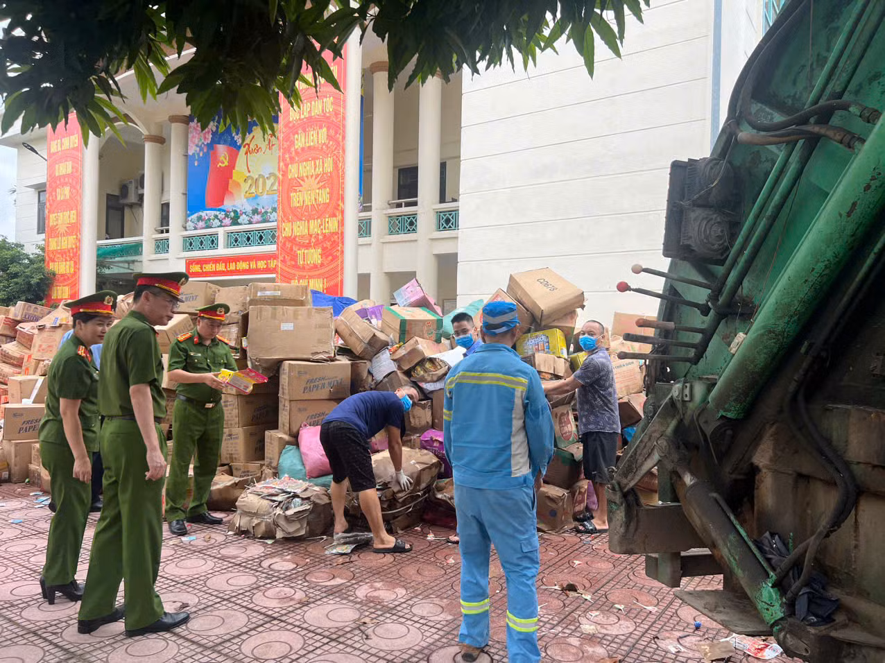 Công an TP Hà Nội phối hợp tiêu hủy số hàng hóa người dân giao nộp.