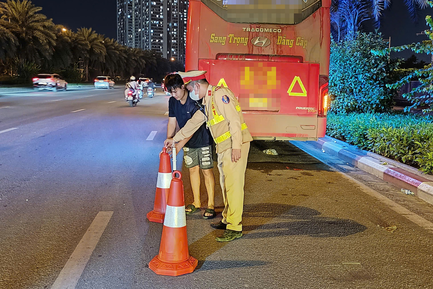 Hướng dẫn tài xế, phụ xe cách đặt cảnh báo khi xe gặp sự cố.