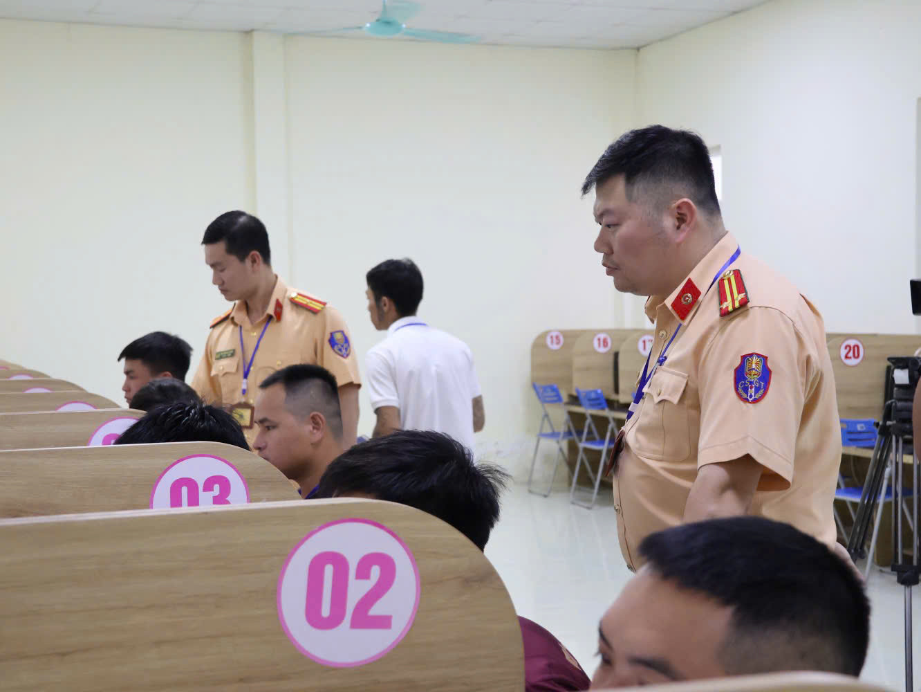Lực lượng CSGT kiểm tra lý thuyến người thi sát hạch lái xe.