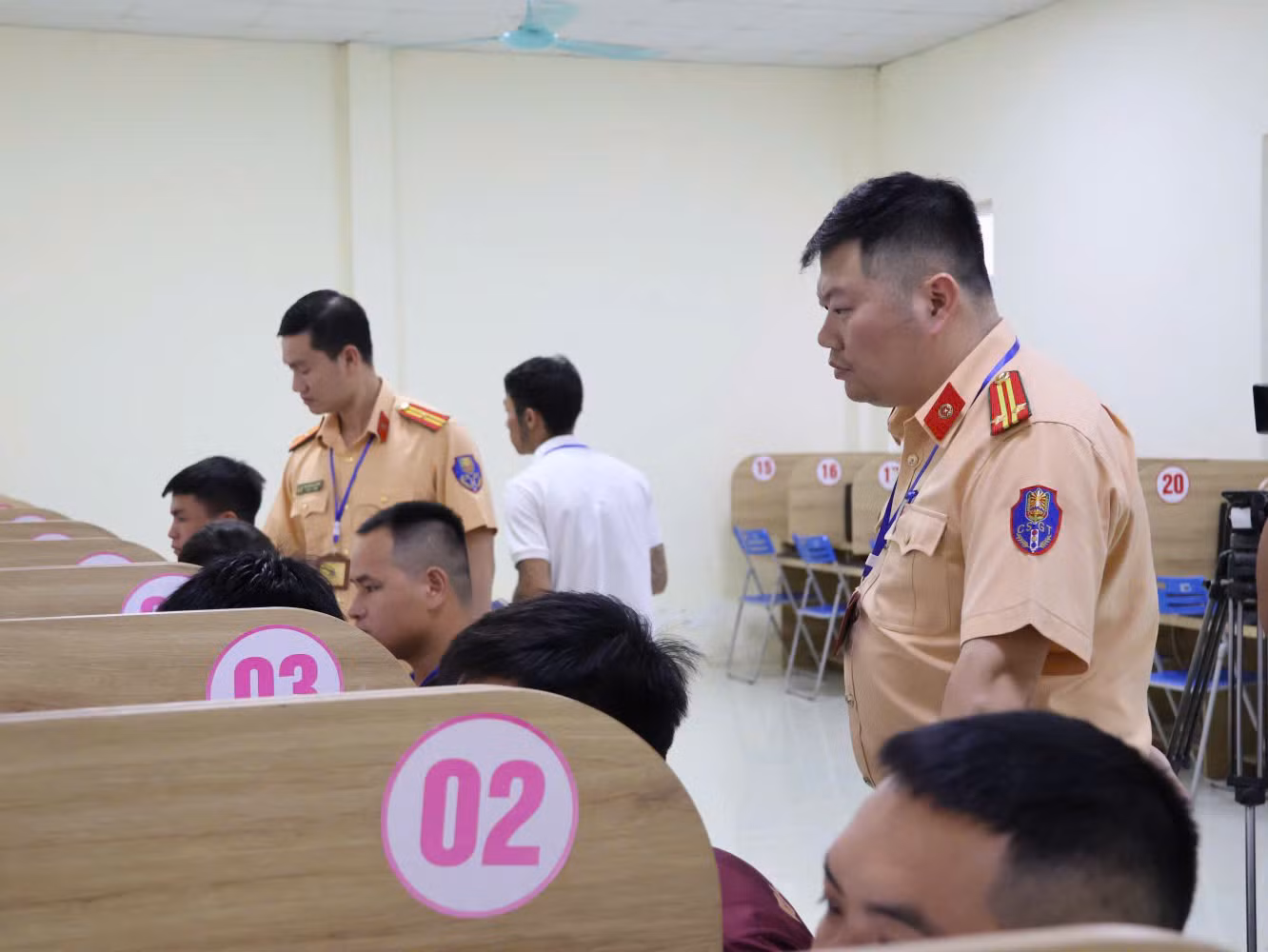 Lực lượng CSGT kiểm tra lý thuyến người thi sát hạch lái xe.