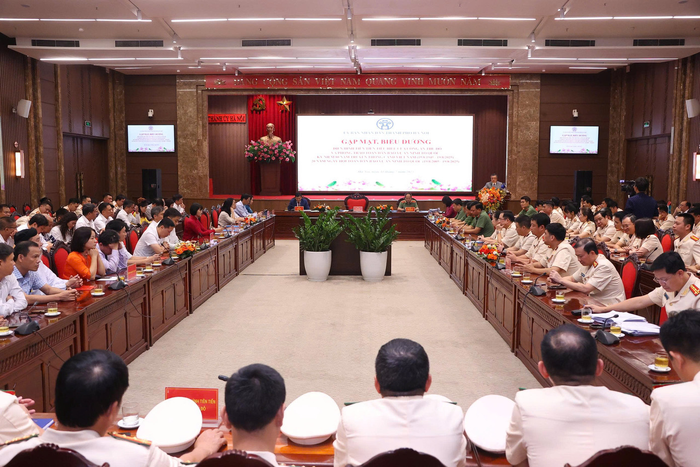 Toàn cảnh chương trình gặp mặt, biểu dương 250 gương điển hình tiên tiến tiêu biểu của Công an Thủ đô và phong trào "Toàn dân bảo vệ an ninh Tổ quốc".