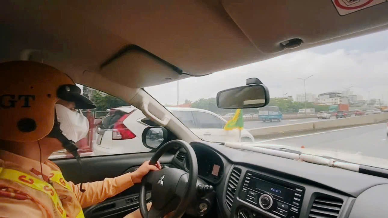 Cán bộ CSGT chở người đàn ông vào bệnh viện.