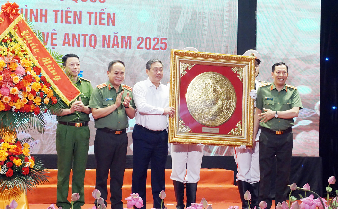 Lãnh đạo Bộ Công an tặng quà Ban Chỉ đạo 138 TP Hà Nội. Ảnh: Thanh Hà