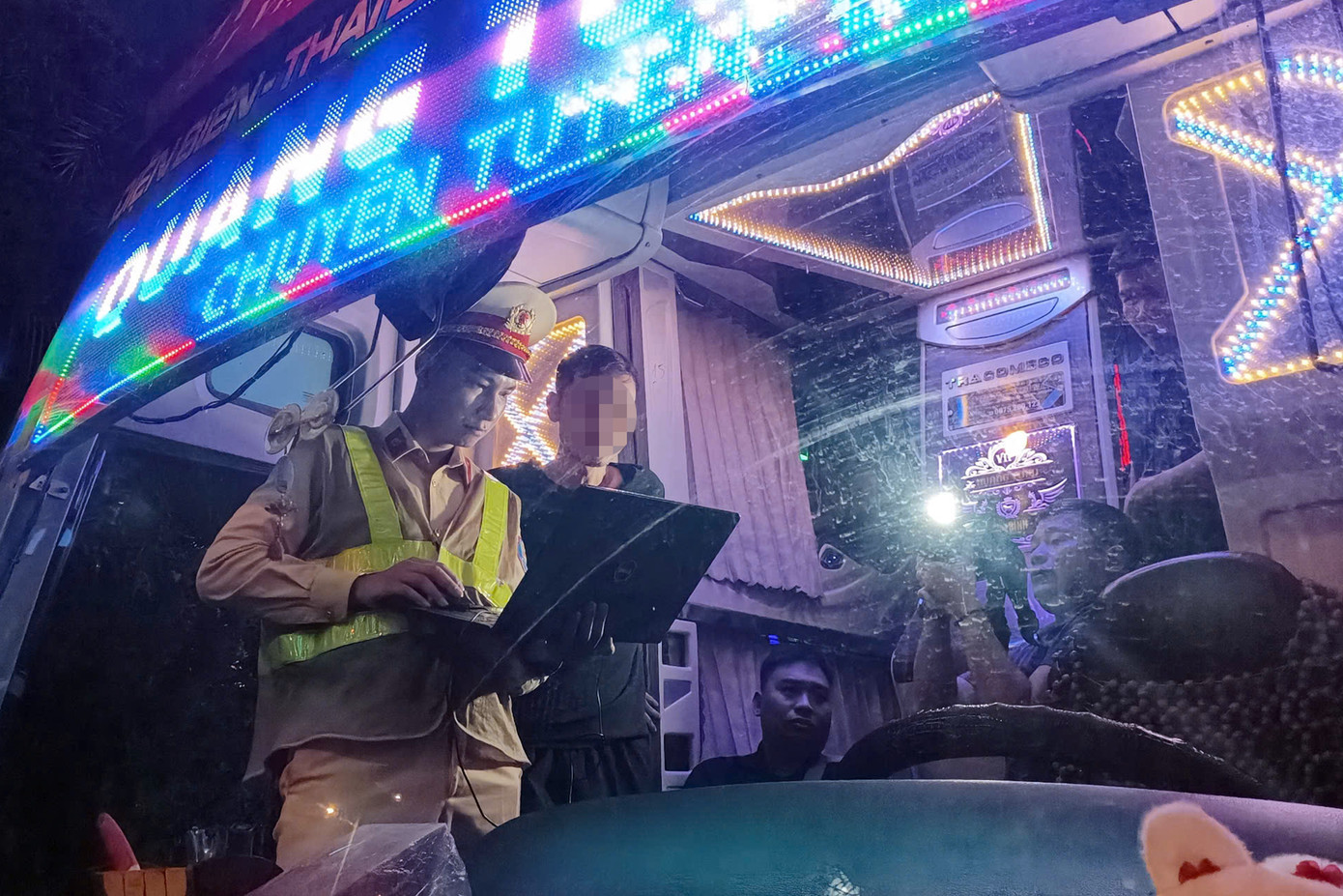 Kiểm tra camera trực tiếp trên xe.