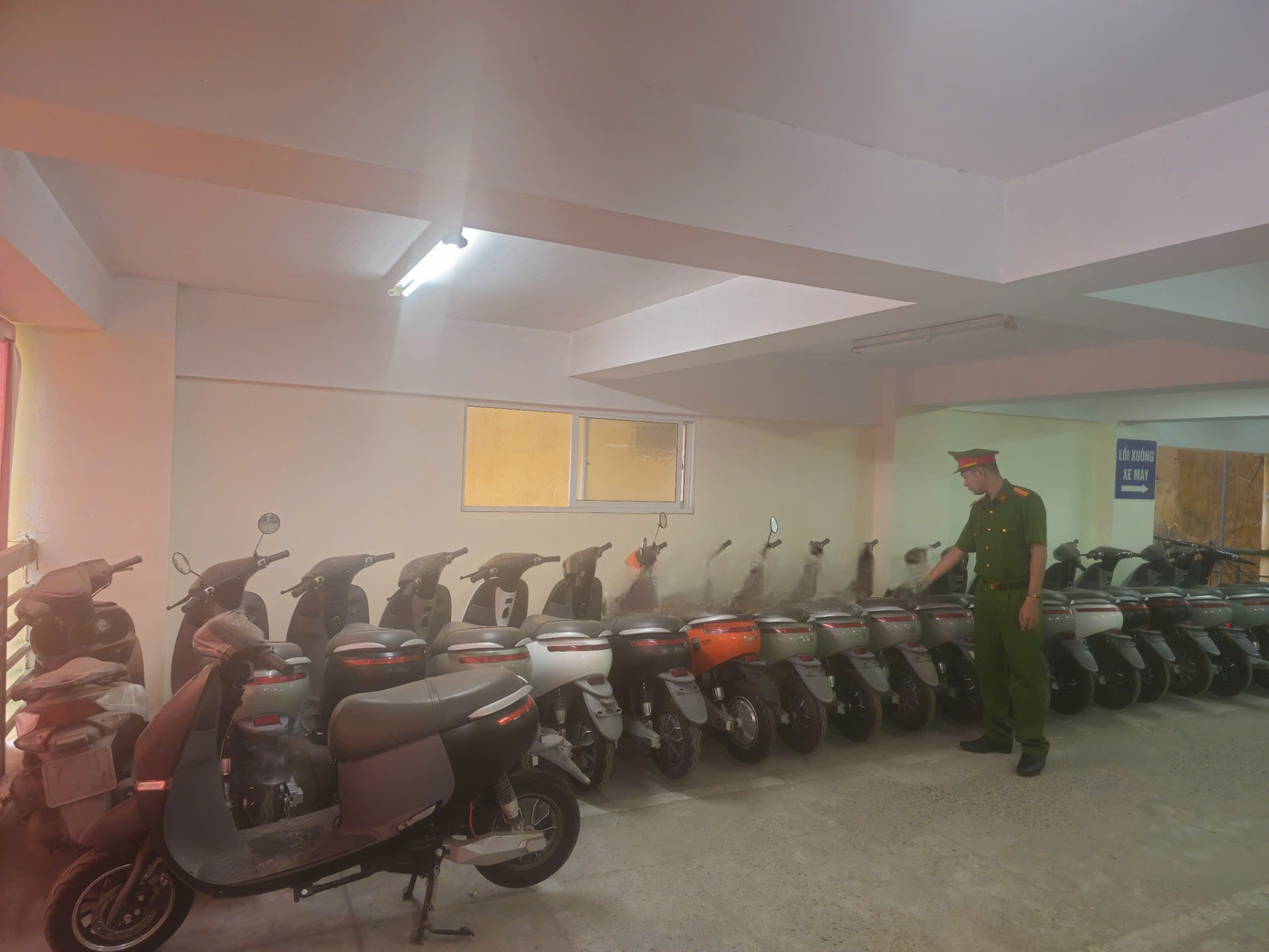 Số lượng lớn xe máy điện giả, kém chất lượng bị thu giữ.