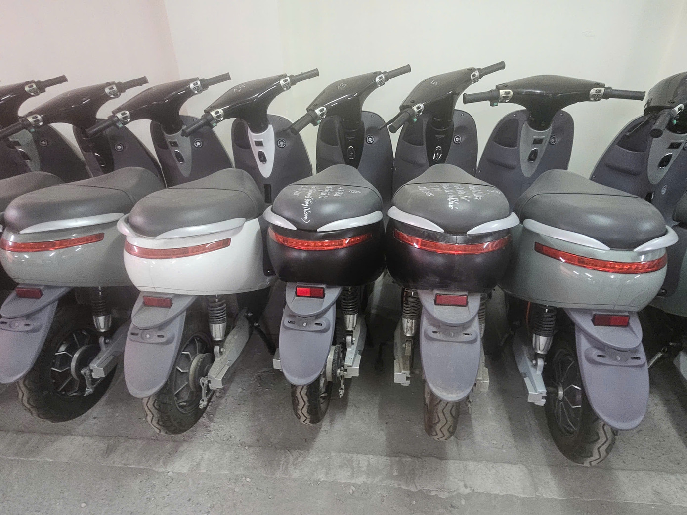 Các đối tượng làm giả giấy tờ xe để hợp thức hoá nguồn gốc.