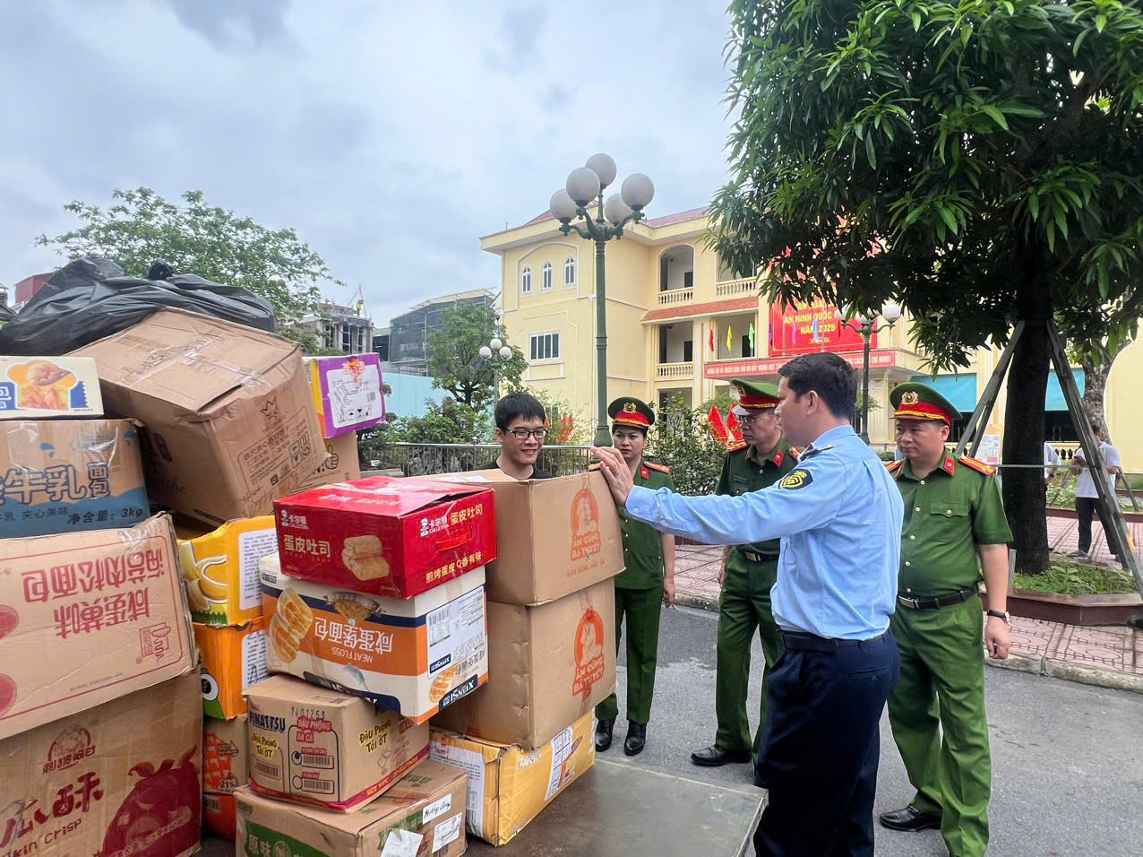 Người dân nộp 25 tấn hàng hóa, thực phẩm.