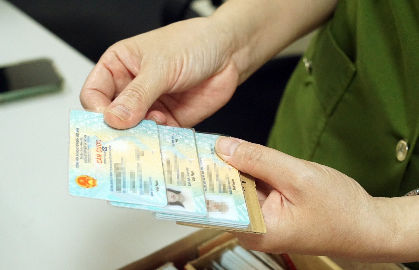 Người dân có thể đến trụ sở Công an nhận thẻ Căn cước sau khi hoàn thành các thủ tục.