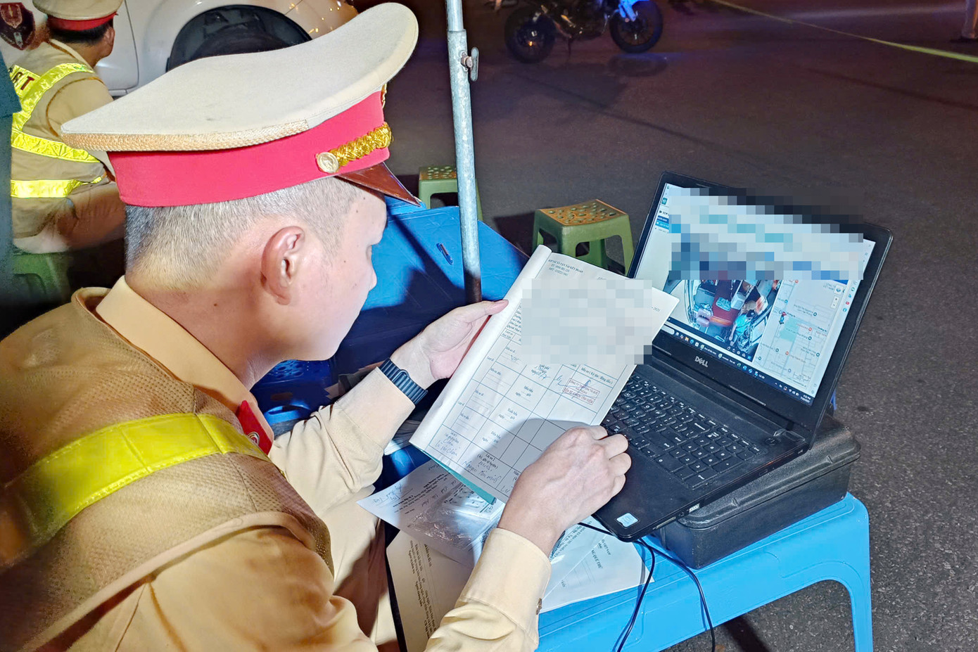 CSGT trích xuất hình ảnh camera giám sát hành trình.