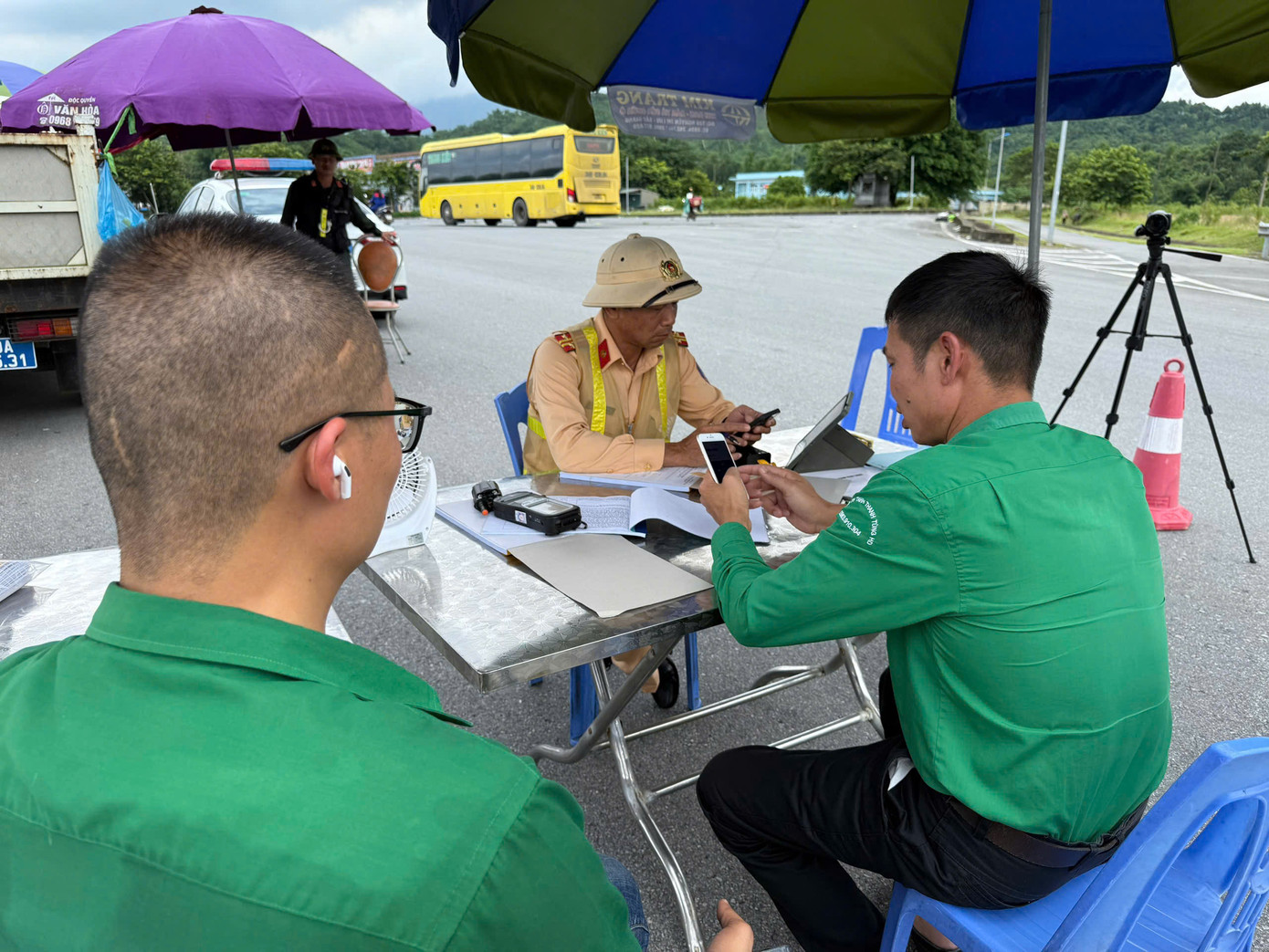 Tổ công tác làm việc với tài xế. Tổ công tác làm việc với tài xế.