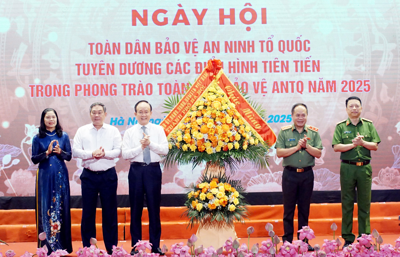 Lãnh đạo Thành ủy, UBND, HĐND TP chúc mừng Ban Chỉ đạo 138 TP. Ảnh: Thanh Hà