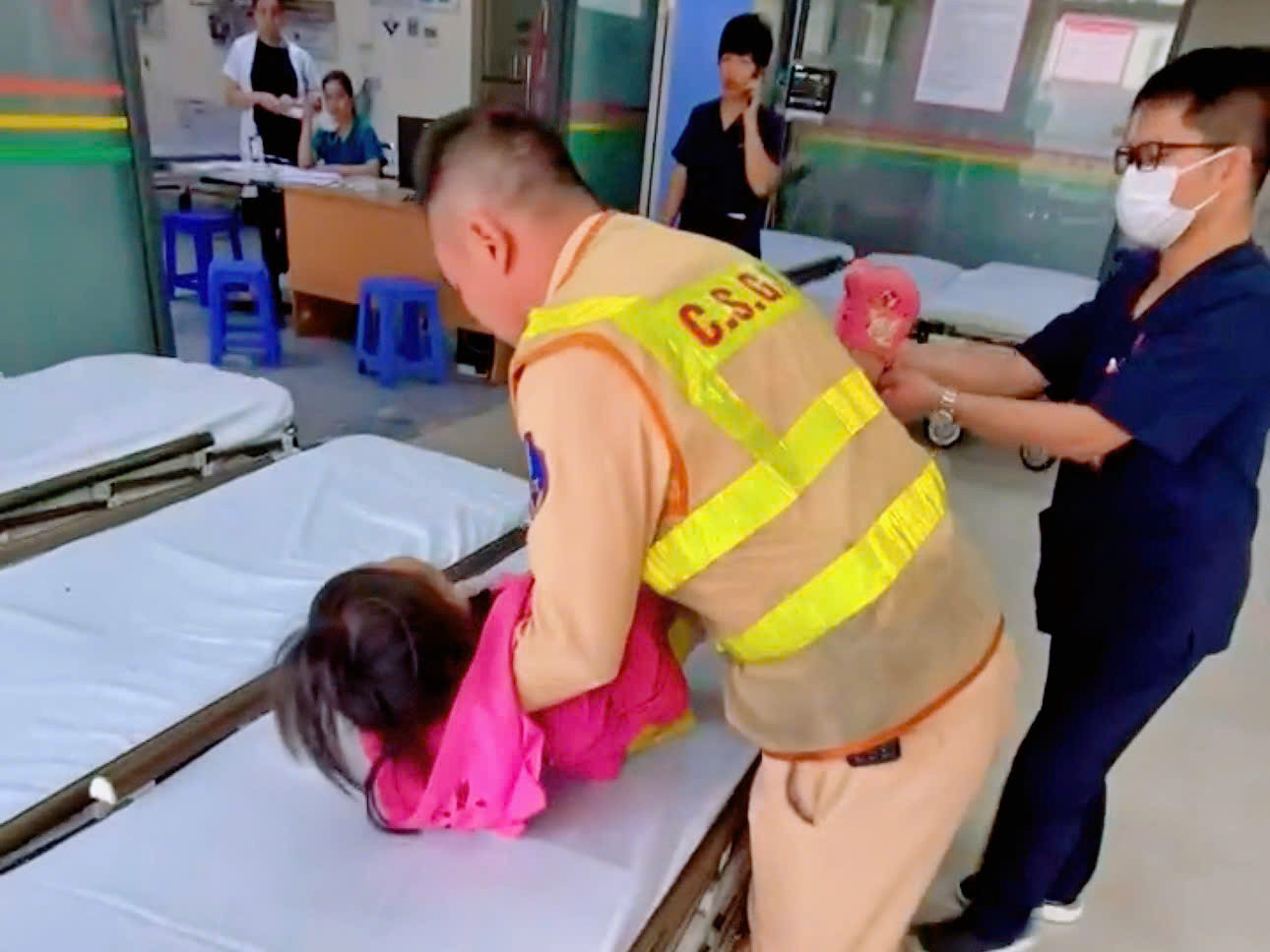Cháu bé được CSGT đưa vào viện cấp cứu.
