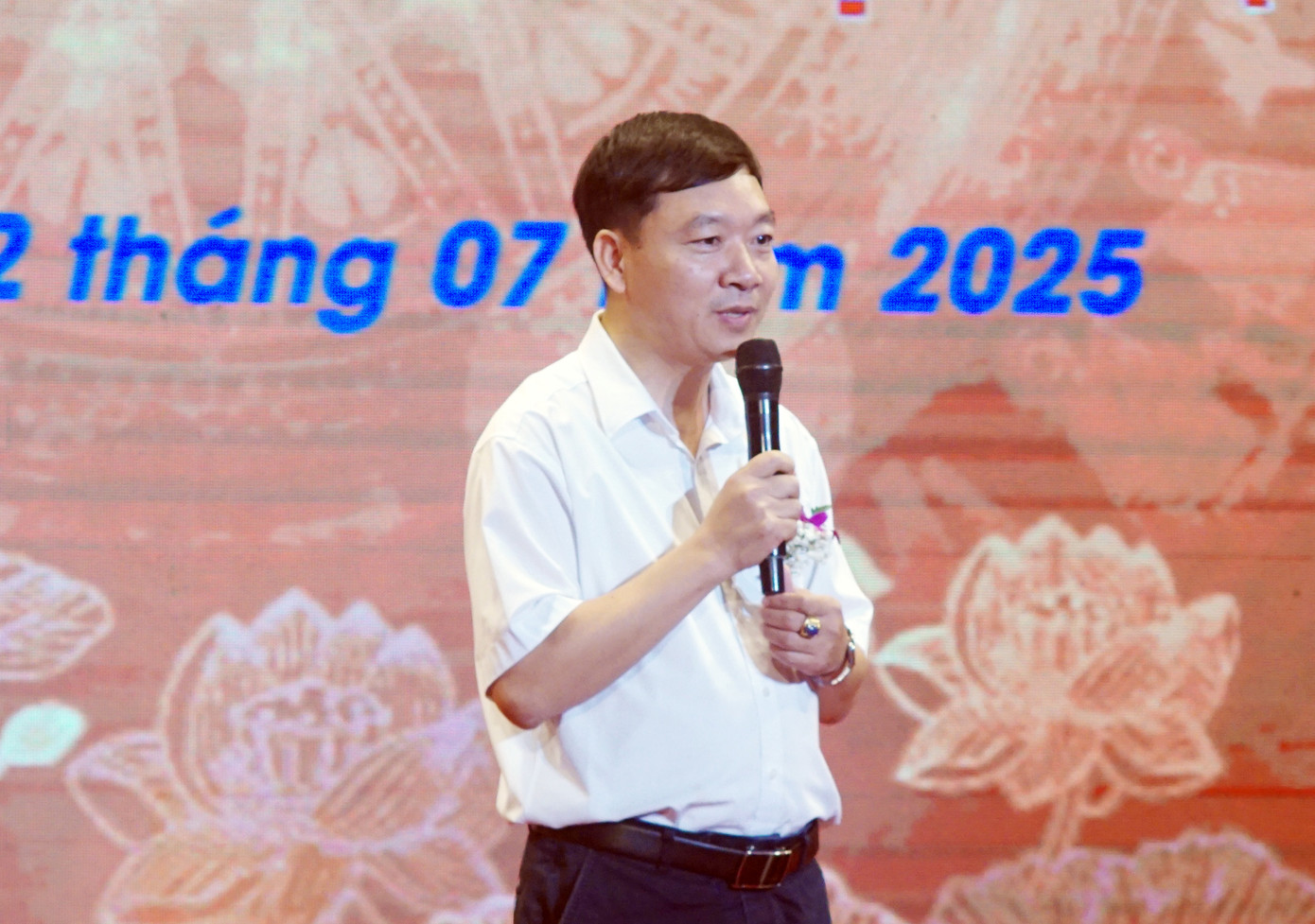 Giao lưu với gương điển hình tiên tiến trong phong trào toàn dân bảo vệ ANTQ. Ảnh: Thanh Hà