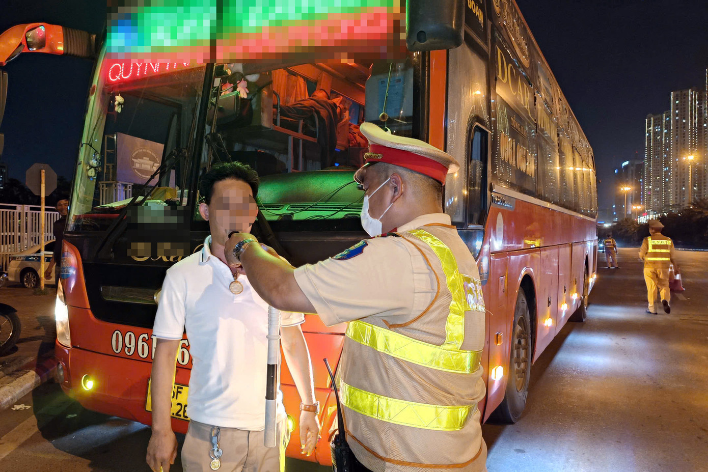 CSGT kiểm tra nồng độ cồn tài xế.