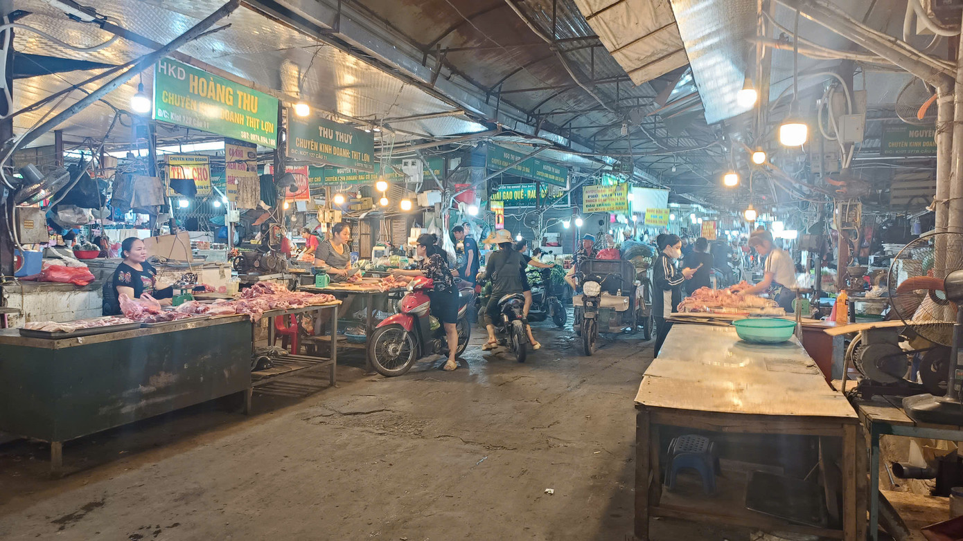 Tiểu thương buôn bán bên trong chợ Phùng Khoang.