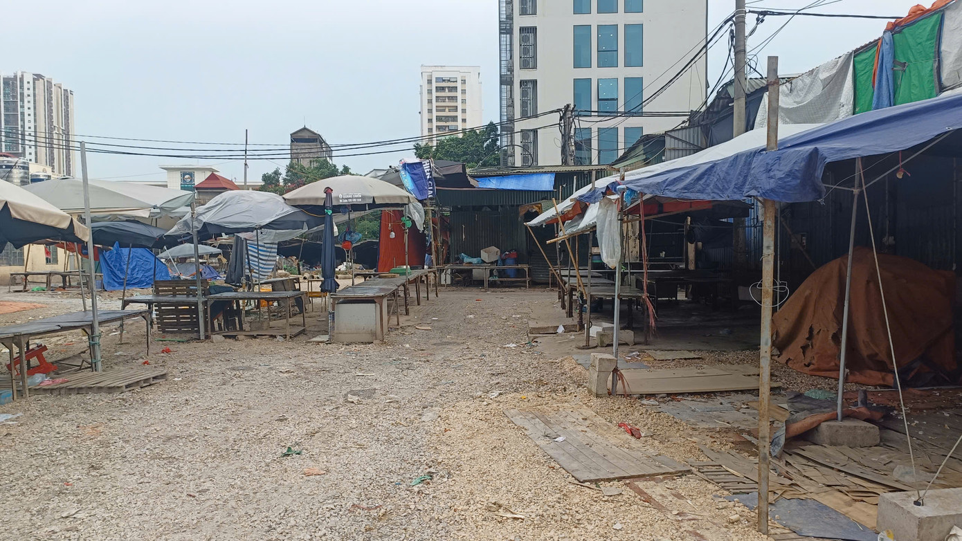 Ông Bạch Đình Nam - Phó Ban quản lý chợ Phùng Khoang cho biết, đây là khu vực tự phát, không thuộc quản lý của chợ.