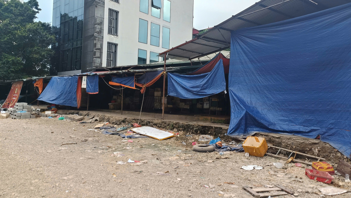 cảnh nhếch nhác tại khu vực tự phát bên ngoài cổng sau chợ Phùng Khoang.