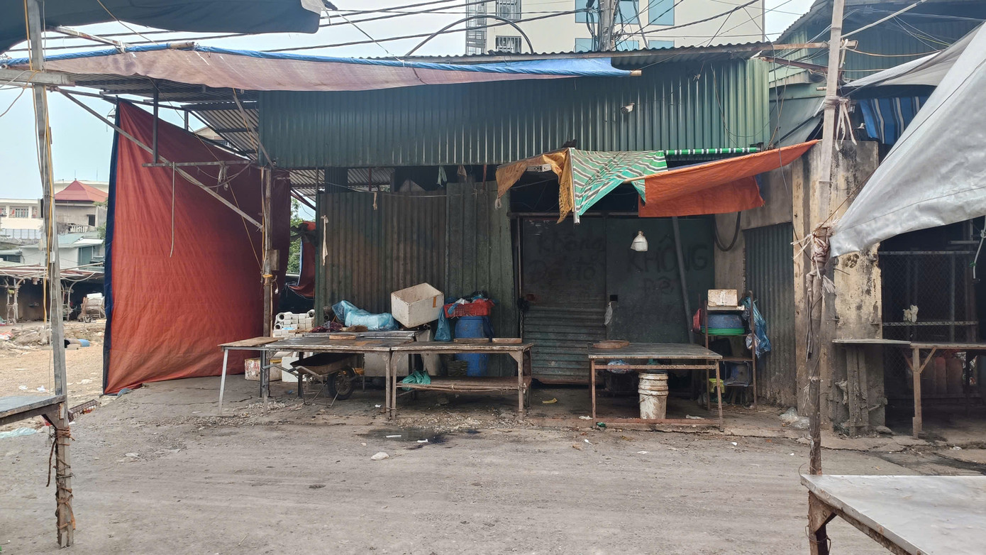 Kiot tự phát bán thực phẩm ngay bên ngoài cổng sau chợ Phùng Khoang.