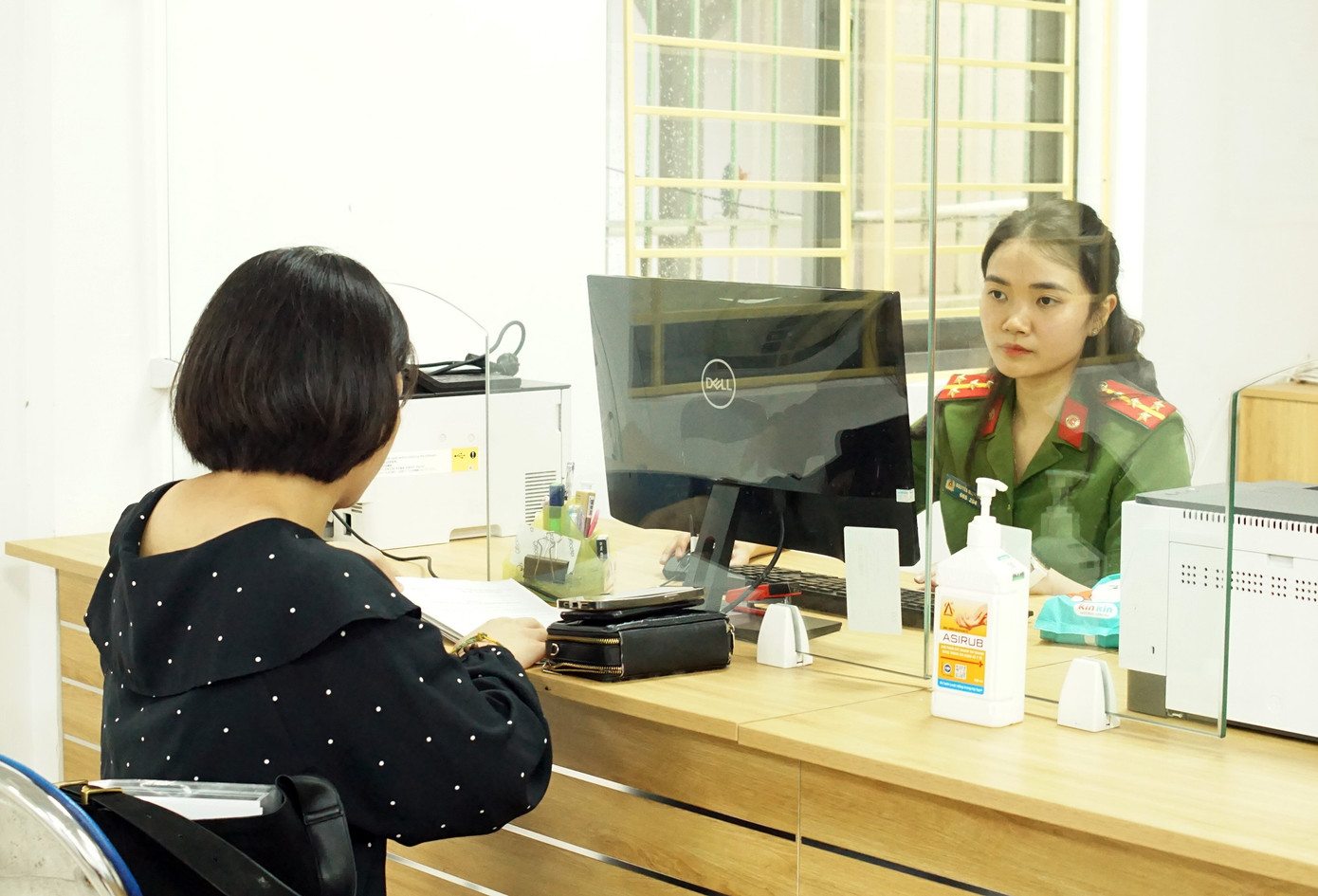 Người dân đến trụ sở Công an phường Vĩnh Tuy làm thủ tục hành chính.