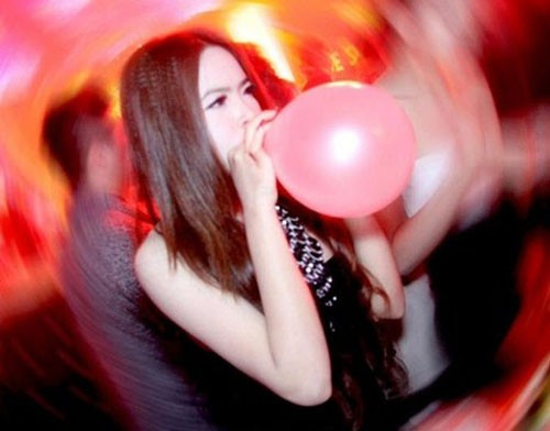 "Bóng cười đang là "món ăn lạ" cho bữa tiệc thác loạn của giới trẻ. Ảnh minh họa.