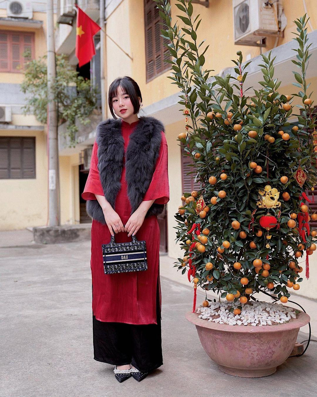 Vợ của Ba Duy - Nam Thương duyên dáng yêu kiều đầu xuân. "Hot mom" sinh năm 1995 được netizen khen càng ngày càng xinh đẹp, cô vừa sinh con thứ 2 cách đây vài tháng. Vợ của Ba Duy - Nam Thương duyên dáng yêu kiều đầu xuân. "Hot mom" sinh năm 1995 được netizen khen càng ngày càng xinh đẹp, cô vừa sinh con thứ 2 cách đây vài tháng.