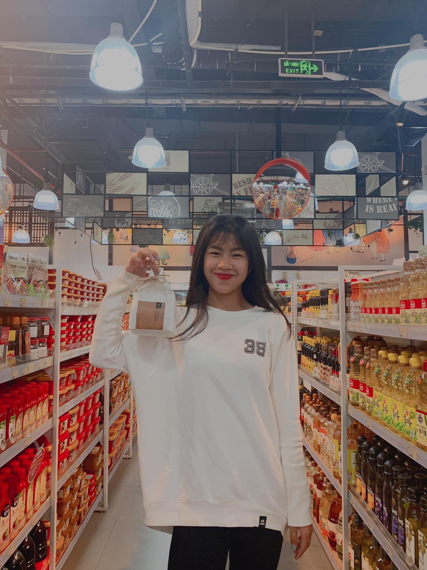 Khuôn mặt ưa nhìn, nụ cười duyên dáng và mái tóc dài dịu dàng của Thanh Nhã thu hút mọi ánh nhìn