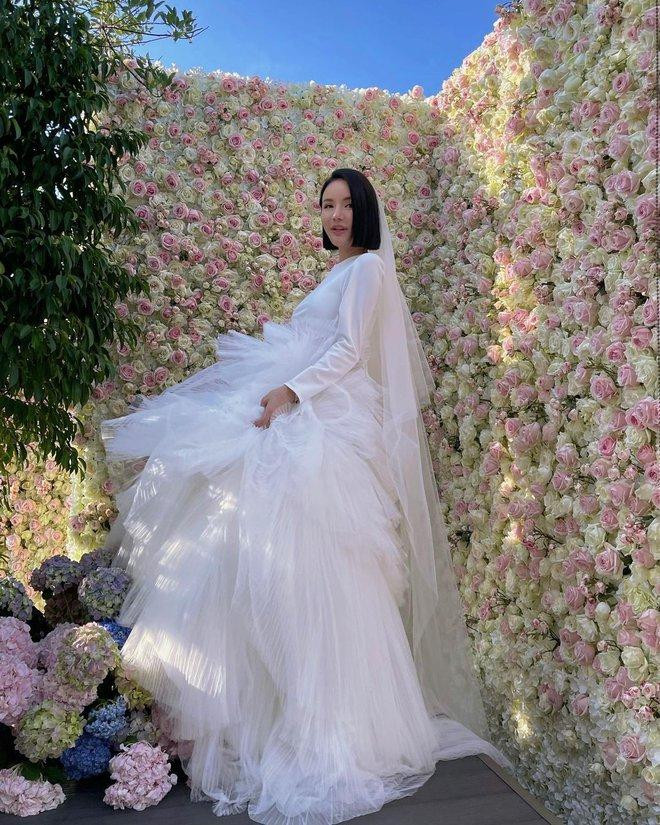 Sau đám cưới, cặp vợ chồng đã tặng 100 bao gạo cho tổ chức từ thiện Animal Lovers League để kỷ niệm ngày trọng đại của mình. Những bông hoa được dùng tại hôn lễ cũng được đóng gói lại và trao cho những người cao tuổi tại Lee Ah Mooi Old Age Home. Còn các món đồ hộp và thức ăn khô tại lễ ăn hỏi &quot;guo da li&quot; được quyên góp cho một số tổ chức từ thiện khác.