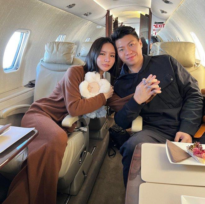 Kim Lim và LL đính hôn vào tháng 9/2021. Chú rể năm nay 33 tuổi, làm việc trong ngành công nghệ thông tin, có cuộc sống kín tiếng. Cả hai quen biết nhau qua bạn chung trong vài năm trước khi hẹn hò.