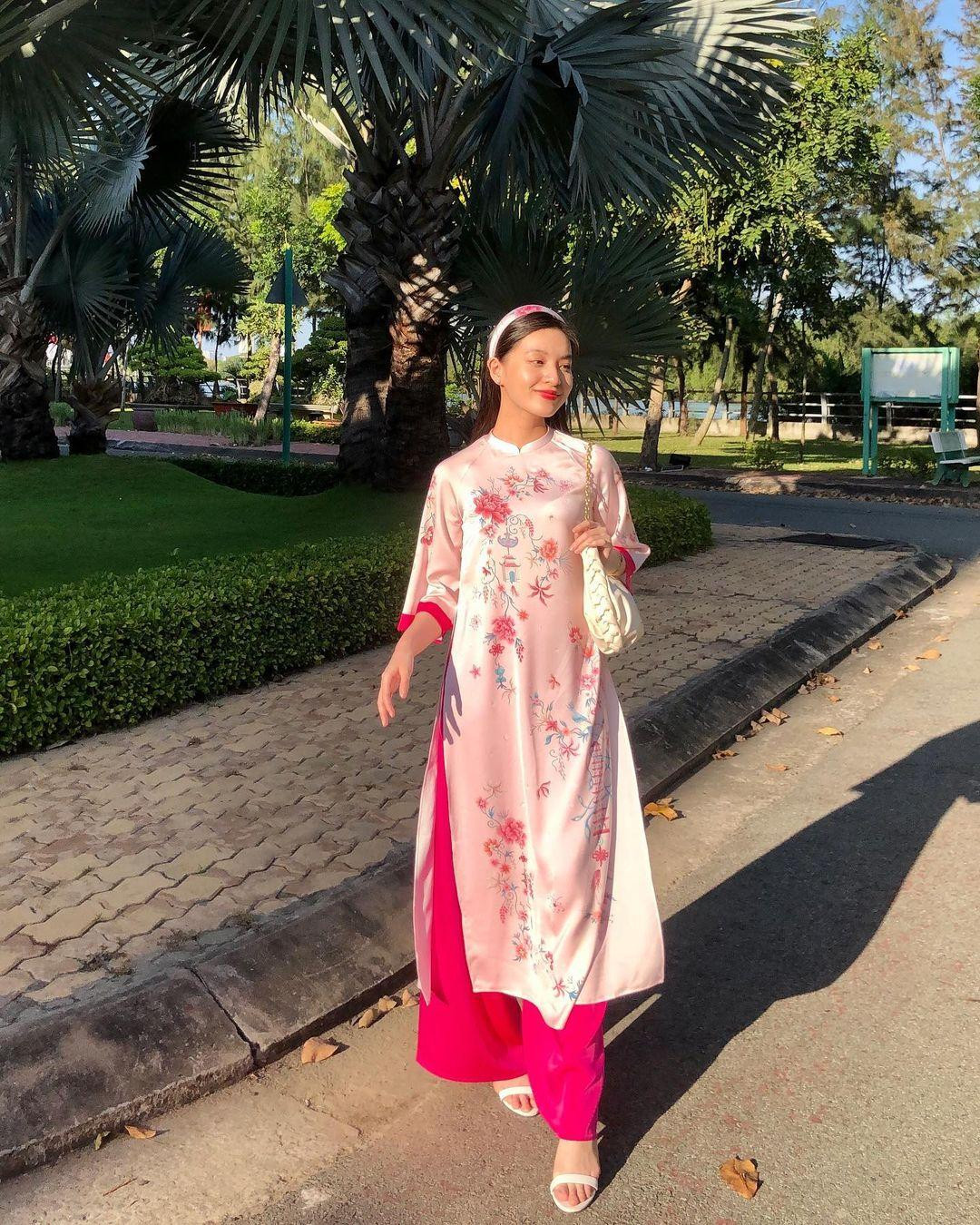 Nữ sinh IELTS 8.5 Nguyễn Lâm Thảo Tâm - cô giáo Hồng trong phim "Mắt Biếc" du xuân với áo dài ngày Tết. Nữ sinh IELTS 8.5 Nguyễn Lâm Thảo Tâm - cô giáo Hồng trong phim "Mắt Biếc" du xuân với áo dài ngày Tết.