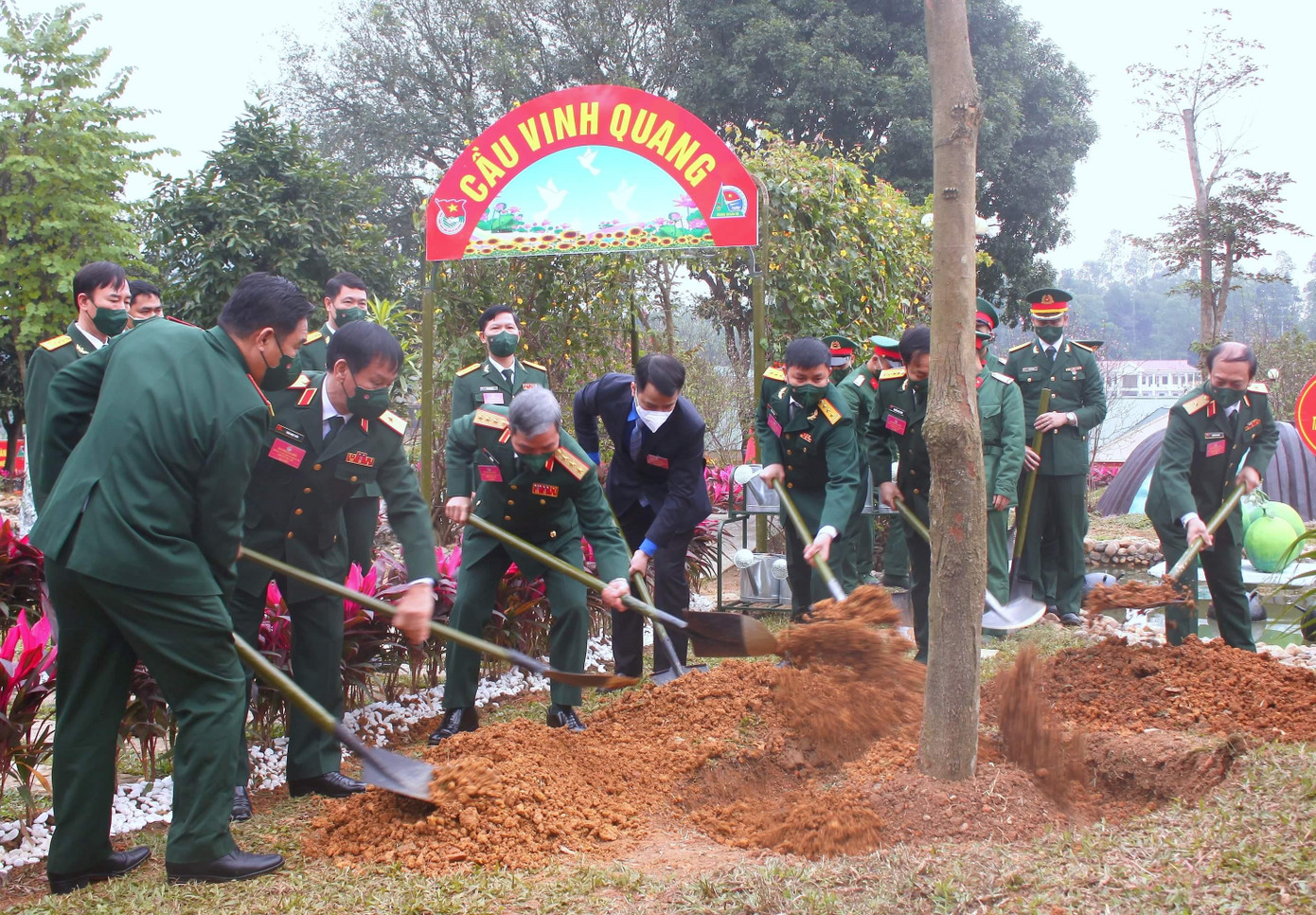 Lãnh đạo Tổng cục Chính trị, Trung ương Đoàn, Quân khu 2, Ban Thanh niên Quân đội trồng cây lưu niệm chào mừng Đại hội đại biểu Đoàn cơ sở Trung đoàn 98, nhiệm kỳ 2022-2027