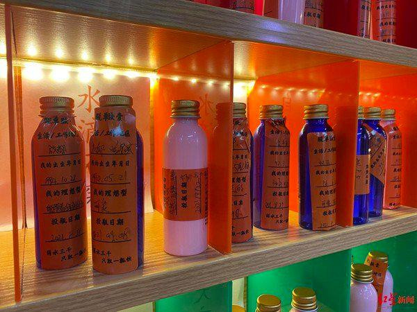 Bên ngoài chai có ghi nhóm tuổi, cung hoàng đạo của từng chủ nhân để mọi người "phân loại đối tượng".