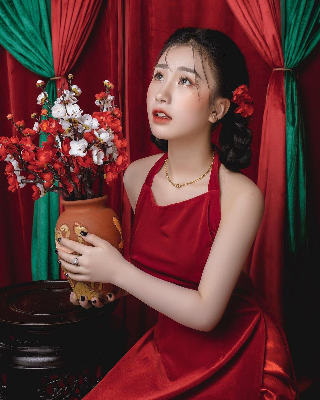 Tiểu Hý (tên thật là Nguyễn Thủy Tiên) - cô gái hot TikToker nổi tiếng với clip nhảy triệu views xinh như búp bê với áo yếm đỏ đón xuân. Tiểu Hý (tên thật là Nguyễn Thủy Tiên) - cô gái hot TikToker nổi tiếng với clip nhảy triệu views xinh như búp bê với áo yếm đỏ đón xuân.