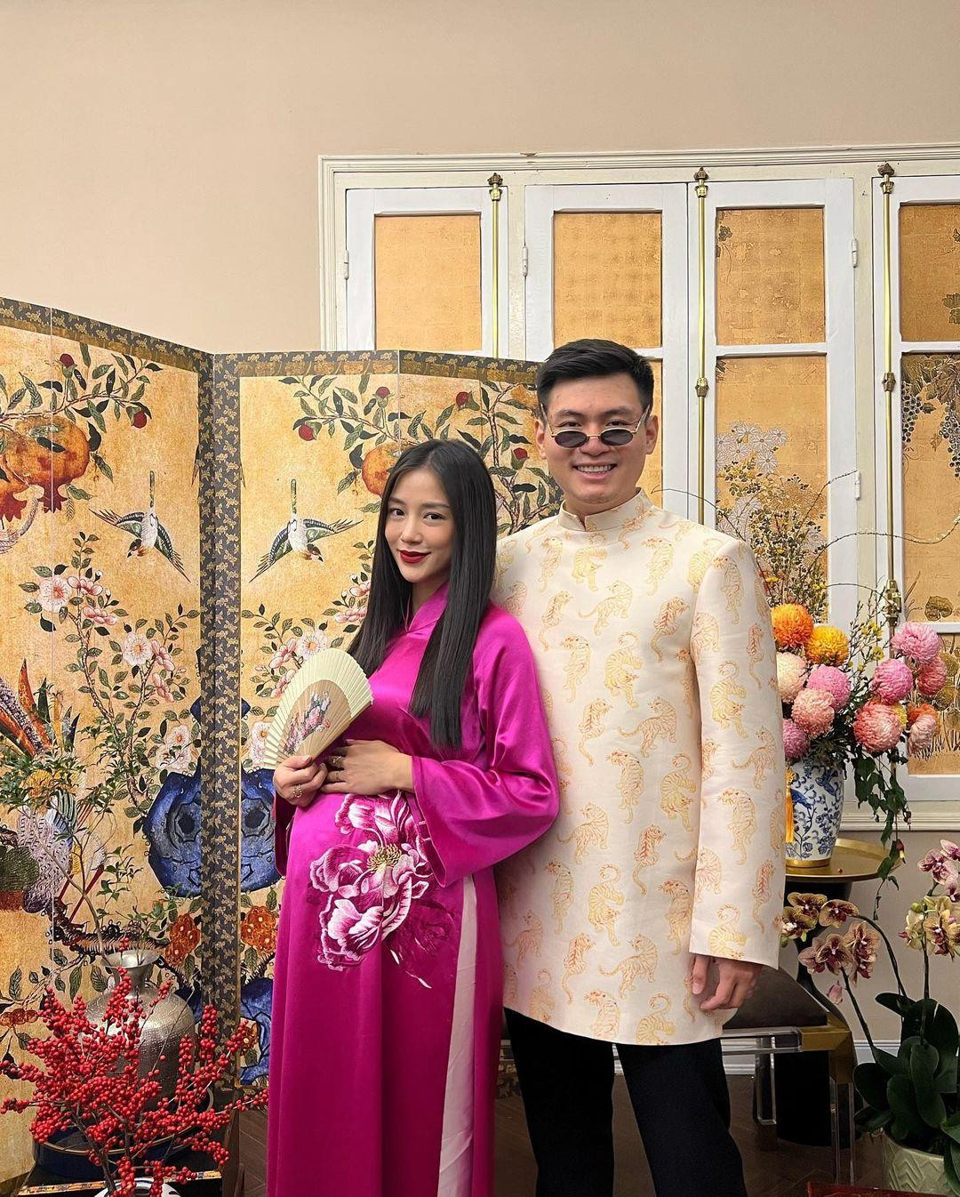 Hot girl Hà thành Salim mặc áo dài đón xuân. Cô sắp lên chức mẹ trong thời gian tới. Hot girl Hà thành Salim mặc áo dài đón xuân. Cô sắp lên chức mẹ trong thời gian tới.