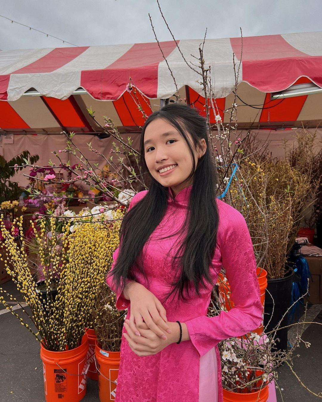 Jenny Huỳnh giản dị mộc mạc trong tà áo dài màu hồng nữ tính. Jenny Huỳnh giản dị mộc mạc trong tà áo dài màu hồng nữ tính.