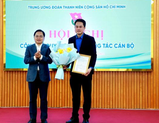 Bí thư thứ nhất T.Ư Đoàn Nguyễn Anh Tuấn trao quyết định và tặng hoa chúc mừng tân Bí thư Tỉnh Đoàn Vĩnh Phúc Bí thư thứ nhất T.Ư Đoàn Nguyễn Anh Tuấn trao quyết định và tặng hoa chúc mừng tân Bí thư Tỉnh Đoàn Vĩnh Phúc