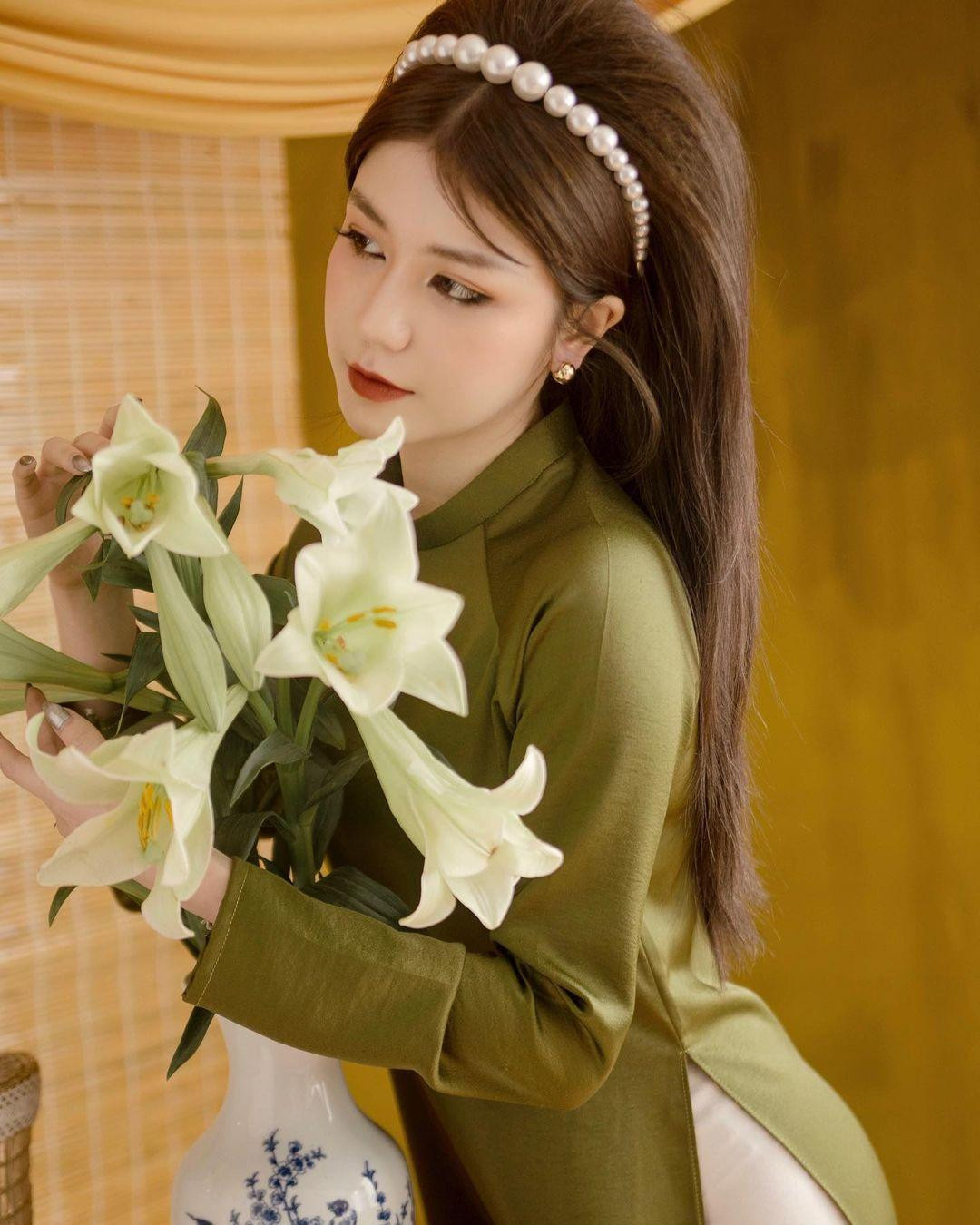 Cô nàng An Japan của "bộ ba hot girl" nổi tiếng Hà thành một thời đọ sắc bên hoa. Cô nàng An Japan của "bộ ba hot girl" nổi tiếng Hà thành một thời đọ sắc bên hoa.